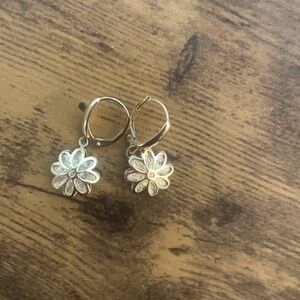 14kt gold flower dangle earrings